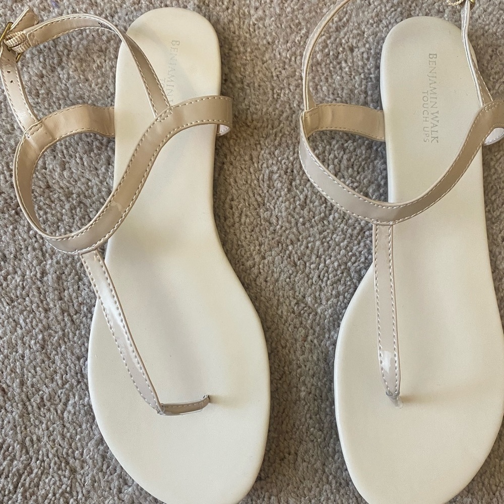 Benjamin Walk Touch Ups Nude Patent Thong Sandals - Picture 4 of 8